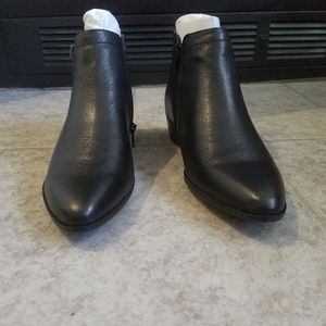 Naturalizer sz 8 Black Leather Ankle Boots